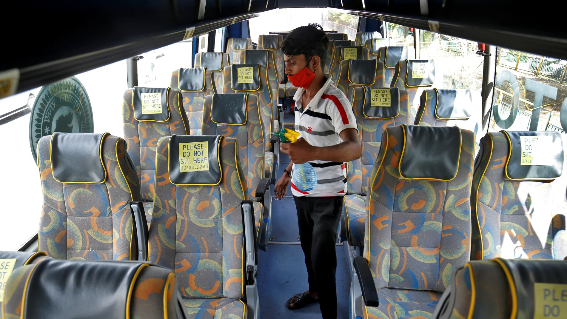 Un hombre, dentro de un autobús vacío en Ahmedabad