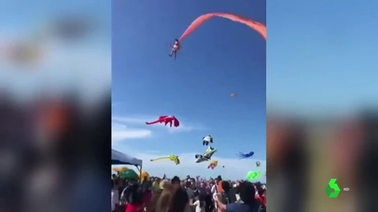 Imagen de una niña que salió volando por una cometa en Taiwán Imagen de una niña que salió volando por una cometa en Taiwán