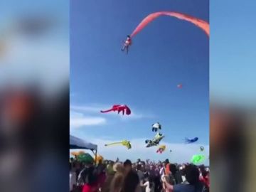 Imagen de una niña que salió volando por una cometa en Taiwán
