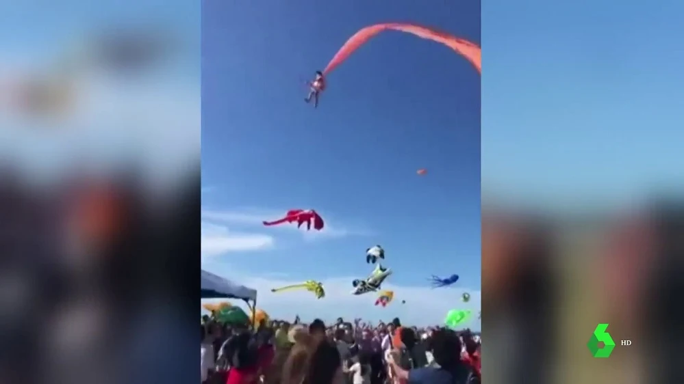 Imagen de una niña que salió volando por una cometa en Taiwán