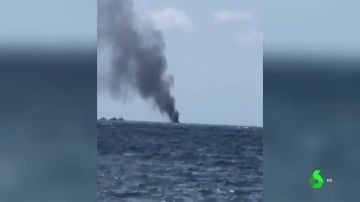 Imagen del momento en el que se ha producido una explosión en una embarcación en Italia