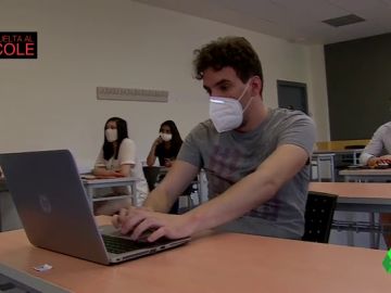 Imagen de un alumno con un ordenador