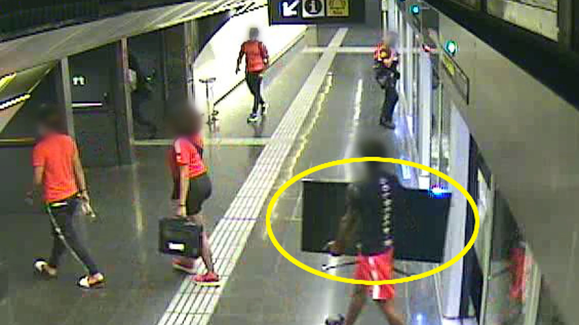 Las cámaras de Metro captan a un ladrón con la televisión robada