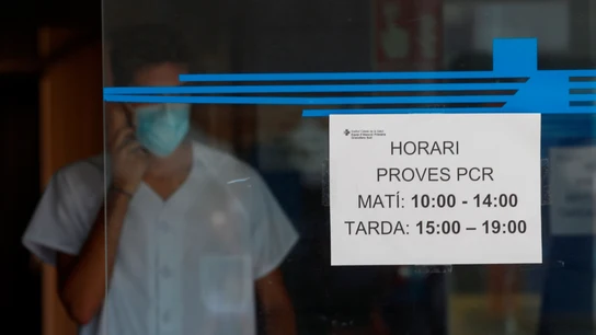 Profesionales sanitarios informan a las personas interesadas en el CAP Granollers Sur (Barcelona). Profesionales sanitarios informan a las personas interesadas en el CAP Granollers Sur (Barcelona).
