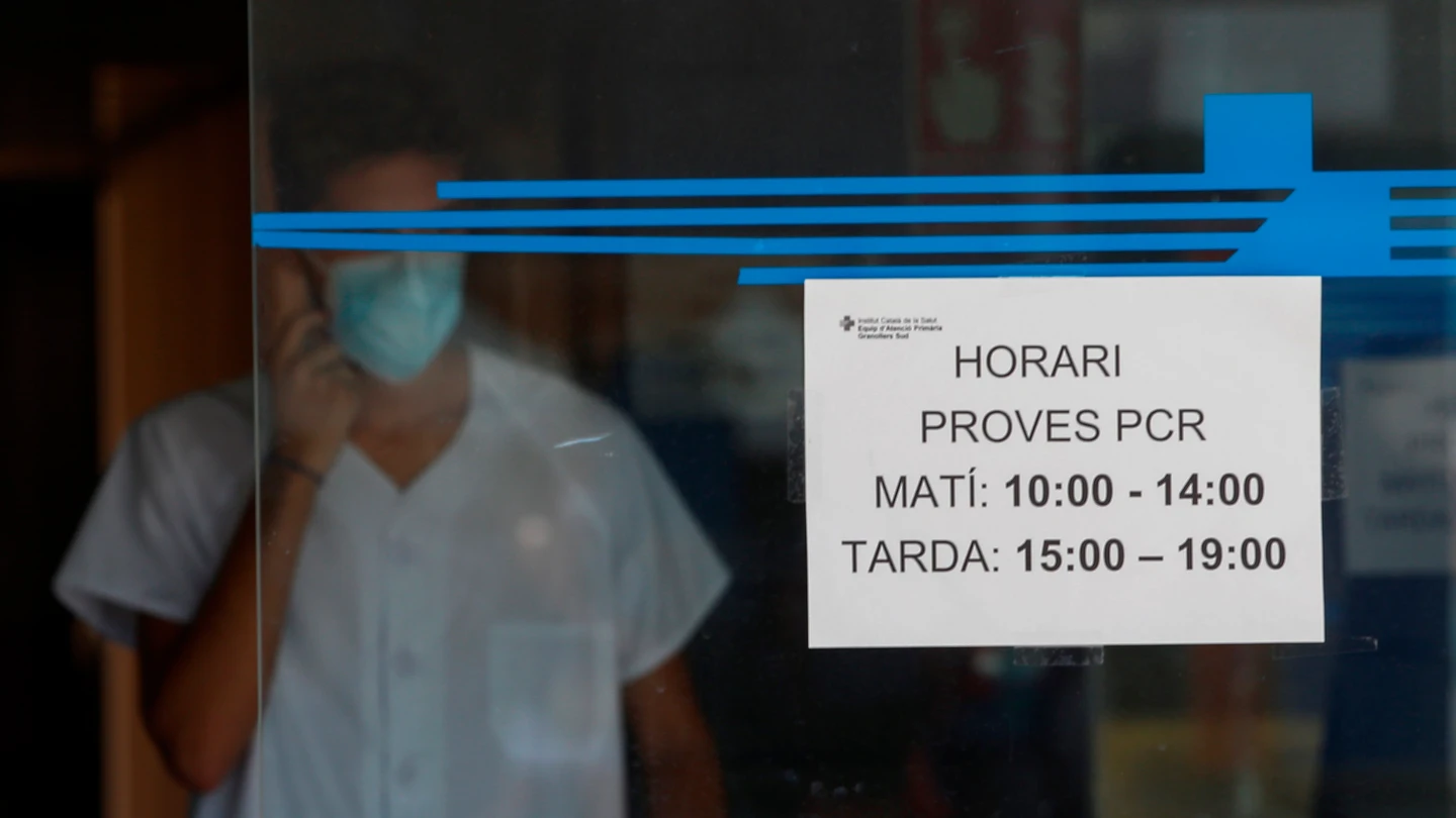 Profesionales sanitarios informan a las personas interesadas en el CAP Granollers Sur (Barcelona). Profesionales sanitarios informan a las personas interesadas en el CAP Granollers Sur (Barcelona).