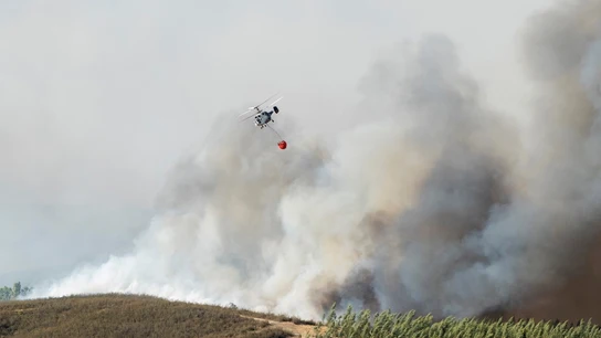 Medios aéreos combaten un incendio activo en Almonaster la Real Medios aéreos combaten un incendio activo en Almonaster la Real