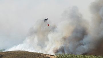 Medios aéreos combaten un incendio activo en Almonaster la Real
