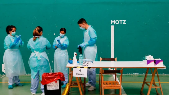 Sanitarios buscan controlar un posible brote de COVID-19 en Getaria (Guipúzcoa) Sanitarios buscan controlar un posible brote de COVID-19 en Getaria (Guipúzcoa)