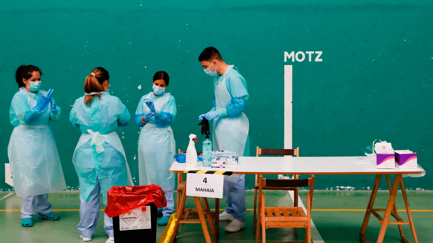 Sanitarios buscan controlar un posible brote de COVID-19 en Getaria (Guipúzcoa) Sanitarios buscan controlar un posible brote de COVID-19 en Getaria (Guipúzcoa)