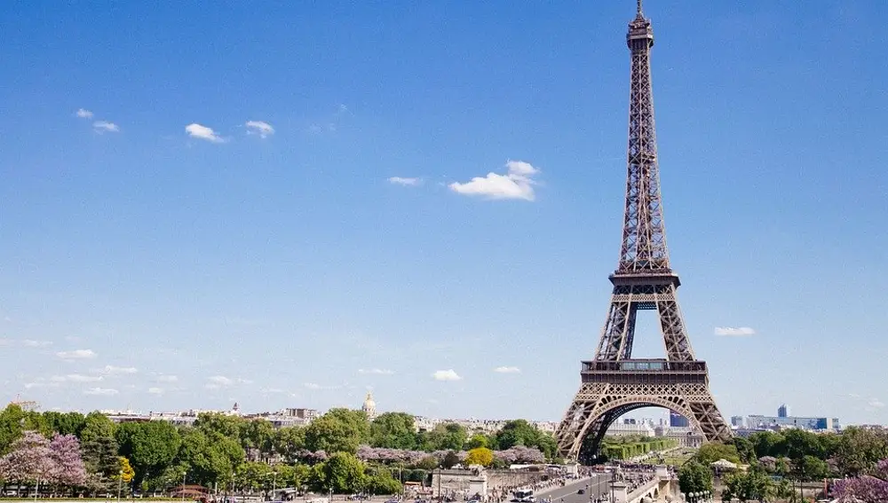 Evacuan la Torre Eiffel en París por amenaza de bomba, última hora