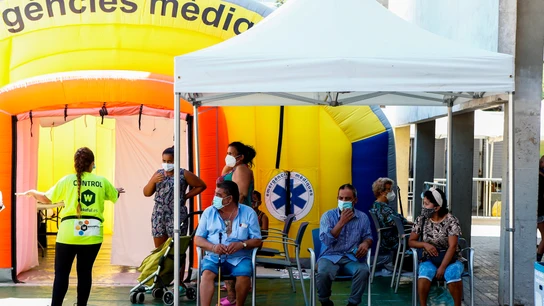 Ciudadanos del barrio del Besós de Barcelona, guardan cola frente a uno de los dispositivos instalados en este barrio durante el cribado voluntario Ciudadanos del barrio del Besós de Barcelona, guardan cola frente a uno de los dispositivos instalados en este barrio durante el cribado voluntario