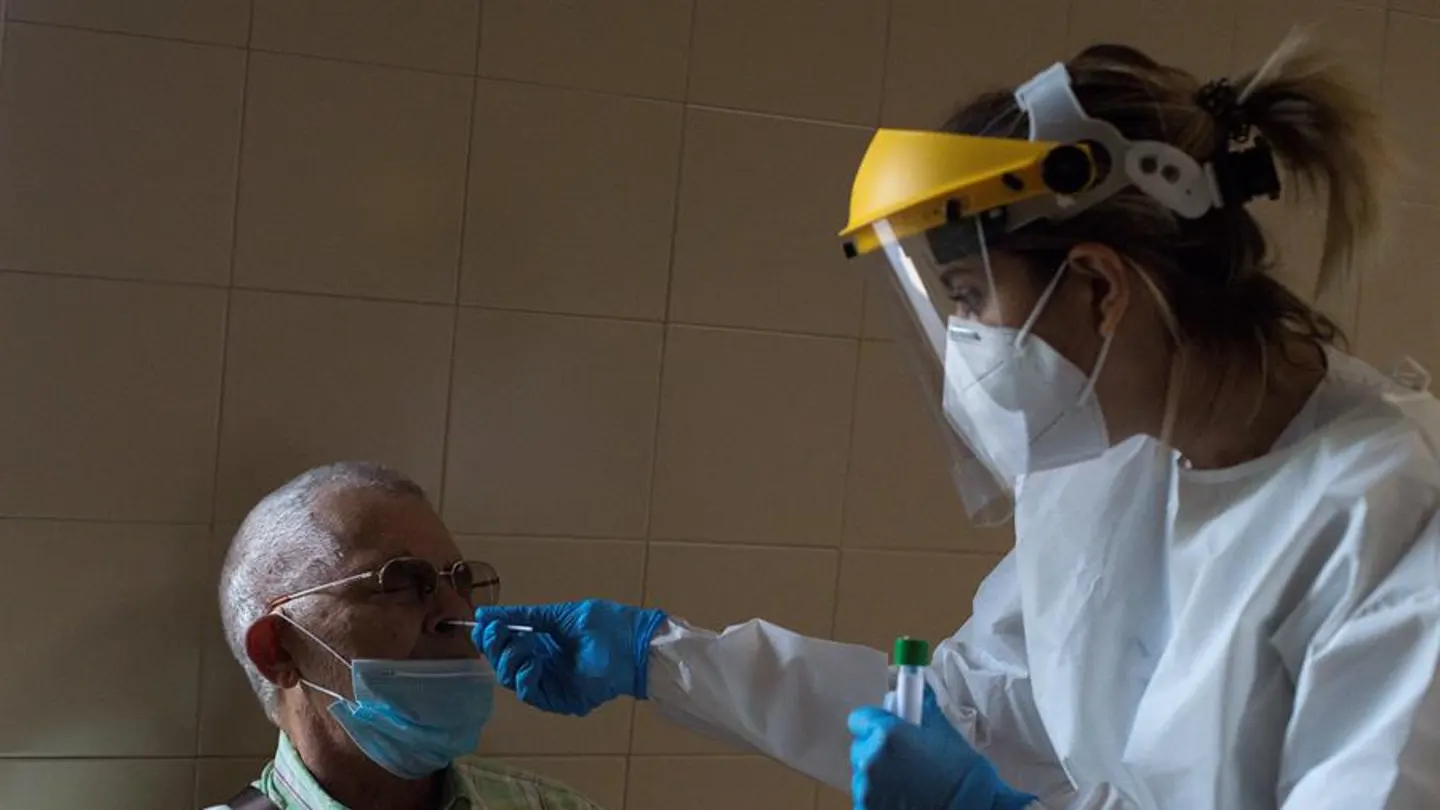 Una sanitaria realiza una prueba PCR en Ourense Una sanitaria realiza una prueba PCR en Ourense