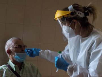 Una sanitaria realiza una prueba PCR en Ourense