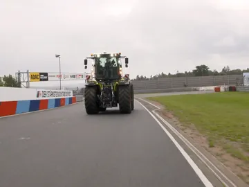 El tractor Claas Xerion 5000 VC se dio una vuelta 'rápida' a Nordschleife El tractor Claas Xerion 5000 VC se dio una vuelta 'rápida' a Nordschleife