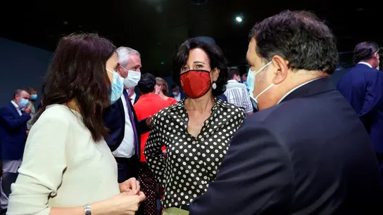 - La ministra de Igualdad, Irene Montero conversa con la presidenta del Banco Santander, Ana Patricia Botín tras la conferencia de Pedro Sánchez. - La ministra de Igualdad, Irene Montero conversa con la presidenta del Banco Santander, Ana Patricia Botín tras la conferencia de Pedro Sánchez.
