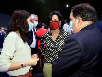 - La ministra de Igualdad, Irene Montero conversa con la presidenta del Banco Santander, Ana Patricia Botín tras la conferencia de Pedro Sánchez.