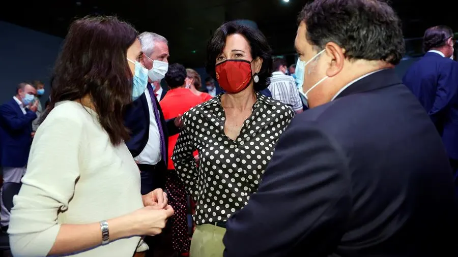 - La ministra de Igualdad, Irene Montero conversa con la presidenta del Banco Santander, Ana Patricia Botín tras la conferencia de Pedro Sánchez.