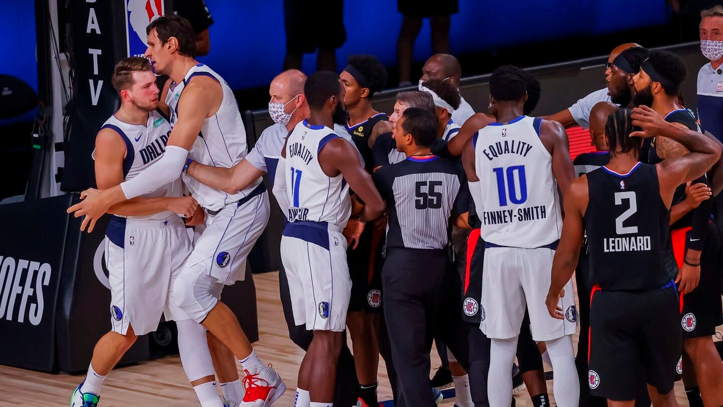 Luka Doncic, tras sufrir una dura falta de Morris