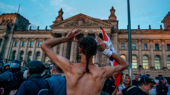 Uno de los manifestantes que intentaron tomar el Reichstag tras la marcha negacionista Uno de los manifestantes que intentaron tomar el Reichstag tras la marcha negacionista