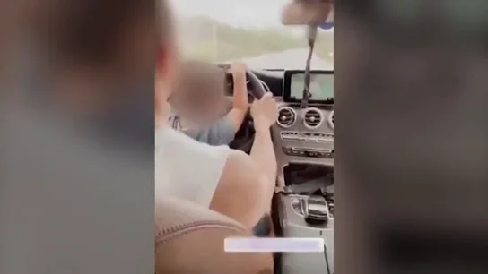Investigan a una pareja por conducir con su hijo de tres años al volante y sin sistemas de seguridad Investigan a una pareja por conducir con su hijo de tres años al volante y sin sistemas de seguridad