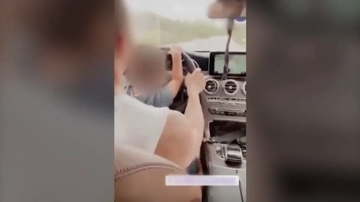 Investigan a una pareja por conducir con su hijo de tres años al volante y sin sistemas de seguridad Investigan a una pareja por conducir con su hijo de tres años al volante y sin sistemas de seguridad