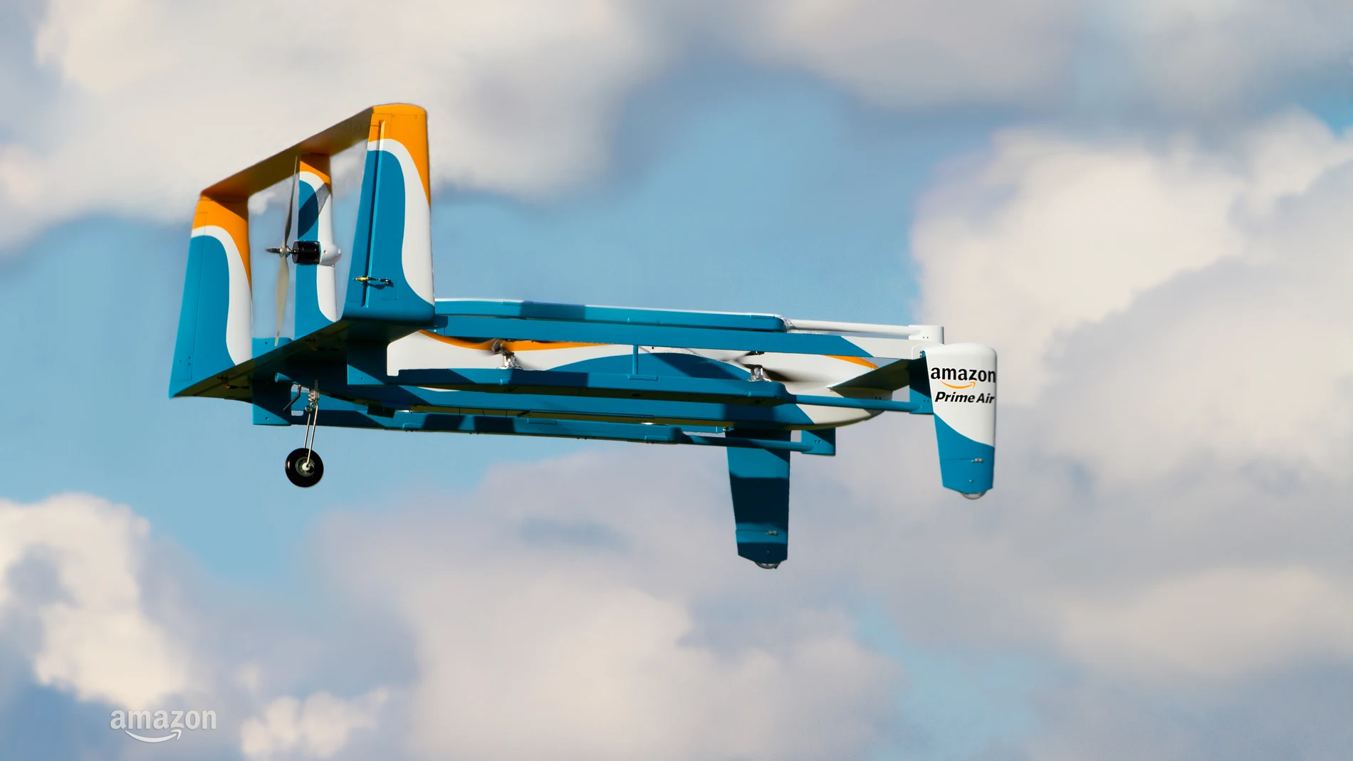 Amazon ya puede entregar paquetes con drones en Estados Unidos