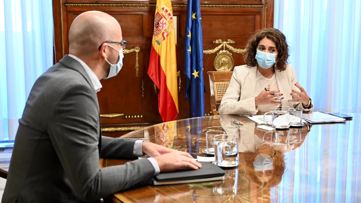 La ministra de Hacienda, María Jesús Montero, y el secretario de Estado de Derechos Sociales, Nacho Álvarez.