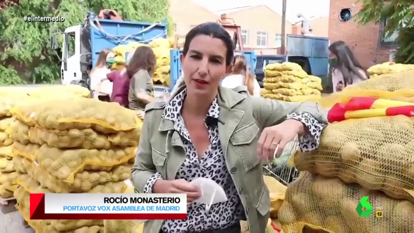 El ataque de Monasterio a Podemos rodeada de patatas: "Mientras que os dedicáis a tirar las estatuas de Colón, repartimos lo que él trajo a España" El ataque de Monasterio a Podemos rodeada de patatas: "Mientras que os dedicáis a tirar las estatuas de Colón, repartimos lo que él trajo a España"