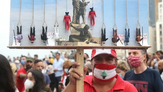 Los manifestantes exigen un cambio en el sistema político. Los manifestantes exigen un cambio en el sistema político.
