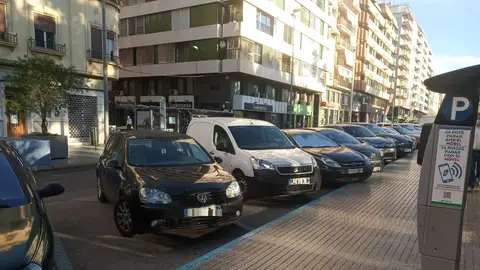 Parquímetro de la zona ORA de Elche con pago con tarjeta y teléfono. Parquímetro de la zona ORA de Elche con pago con tarjeta y teléfono.