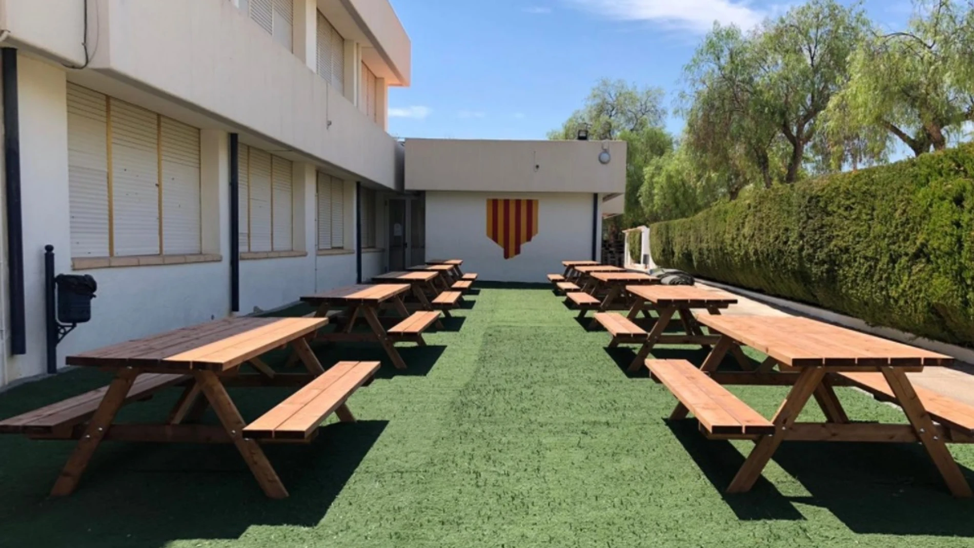 Las mesas al aire libre del colegio Port de Xàbia