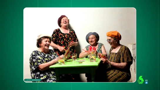 'Tributo a la bata': las emocionantes fotografías que homenajean el trabajo diario de las mujeres en sus casas 'Tributo a la bata': las emocionantes fotografías que homenajean el trabajo diario de las mujeres en sus casas
