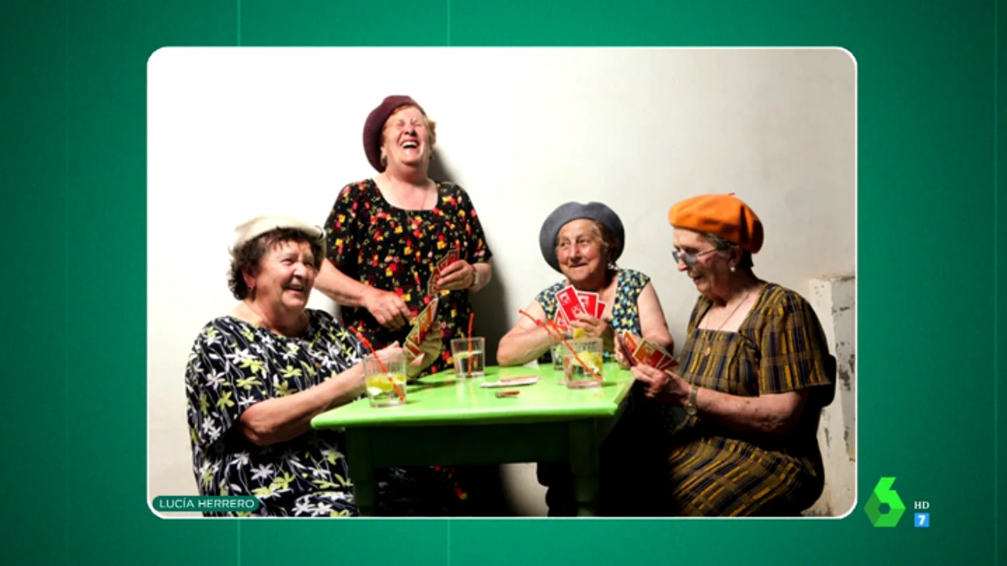 'Tributo a la bata': las emocionantes fotografías que homenajean el trabajo diario de las mujeres en sus casas 'Tributo a la bata': las emocionantes fotografías que homenajean el trabajo diario de las mujeres en sus casas