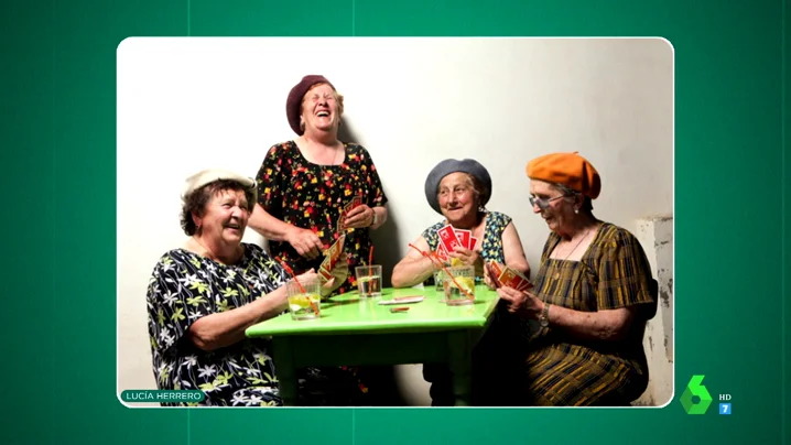 'Tributo a la bata': las emocionantes fotografías que homenajean el trabajo diario de las mujeres en sus casas