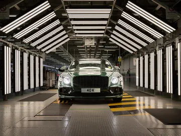 El Bentley Flying Spur 40.000 ha terminado su ensamblaje y ya va para su dueño El Bentley Flying Spur 40.000 ha terminado su ensamblaje y ya va para su dueño