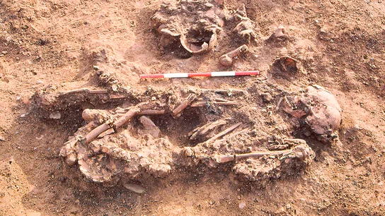 Entierro de una mujer de Windmill Fields, Stockton-upon-Tees, acompañada de cráneos y huesos de extremidades de al menos 3 personas que habían muerto 100 años antes Cuando la humanidad guardaba cadáveres en casa: el hallazgo de la Universidad de Bristol sobre el uso de restos mortales