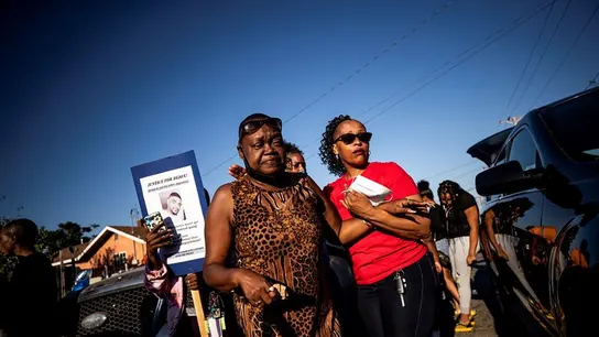 Familiares y amigos del asesinado claman contra la violencia policia. Familiares y amigos del asesinado claman contra la violencia policia.