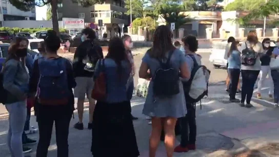 Profesores hacen cola para someterse al test de anticuerpos Profesores hacen cola para someterse al test de anticuerpos