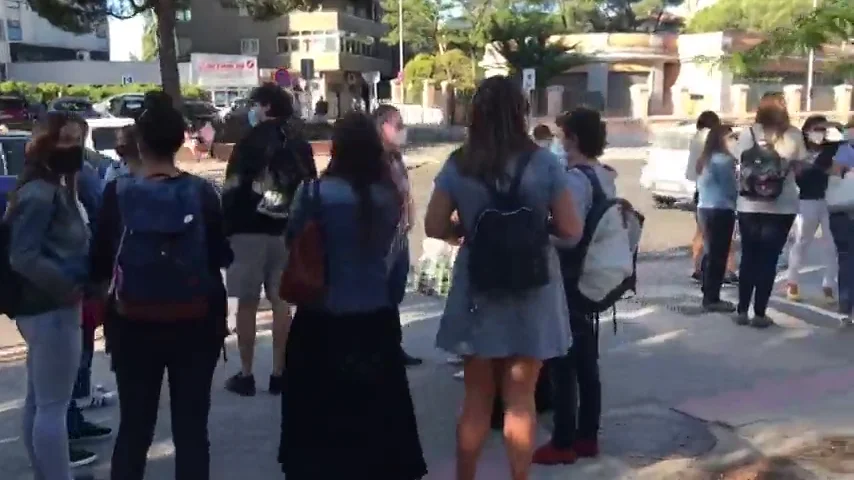 Profesores hacen cola para someterse al test de anticuerpos Profesores hacen cola para someterse al test de anticuerpos