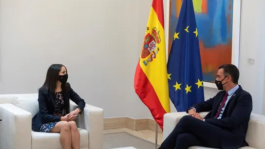 El presidente del Gobierno, Pedro Sánchez, conversa en la Moncloa con la líder de Ciudadanos, Inés Arrimadas, durante su ronda de contactos con los partidos políticos. El presidente del Gobierno, Pedro Sánchez, conversa en la Moncloa con la líder de Ciudadanos, Inés Arrimadas, durante su ronda de contactos con los partidos políticos.