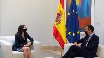 El presidente del Gobierno, Pedro Sánchez, conversa en la Moncloa con la líder de Ciudadanos, Inés Arrimadas, durante su ronda de contactos con los partidos políticos.