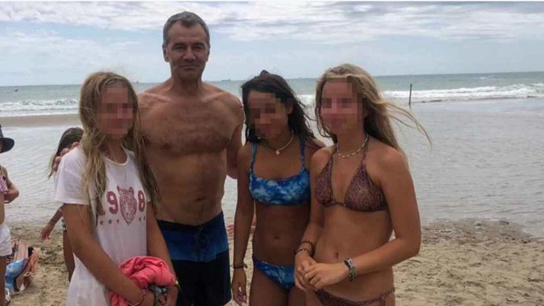 Toni Cantó, junto a las chicas a las que socorrió en la playa