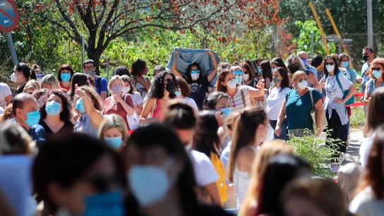 Madrid cancela pruebas covid para profesores tras largas colas de espera Madrid cancela pruebas covid para profesores tras largas colas de espera