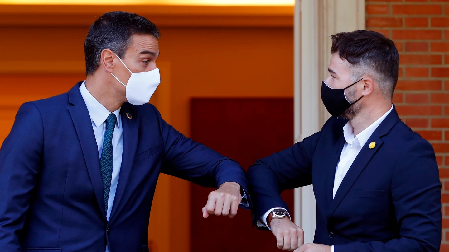El presidente del Gobierno, Pedro Sánchez, recibe al portavoz de ERC, Gabriel Rufián, en el Palacio en La Moncloa El presidente del Gobierno, Pedro Sánchez, recibe al portavoz de ERC, Gabriel Rufián, en el Palacio en La Moncloa