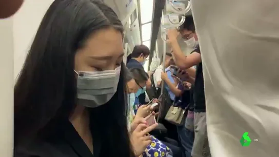Pasajeros en el interior de un autobús Pasajeros en el interior de un autobús