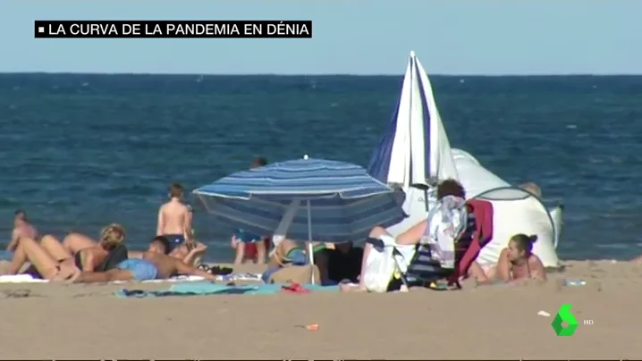 Imagen de varios bañistas en la playa de Dénia