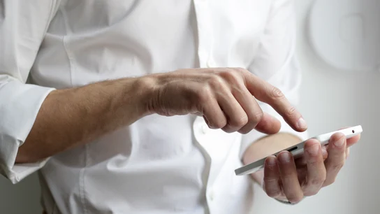 Consumo prohibirá las líneas 902 Llamando por teléfono