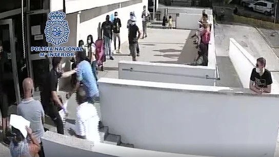 El momento en el que un policía intenta reducir al agresor El momento en el que un policía intenta reducir al agresor