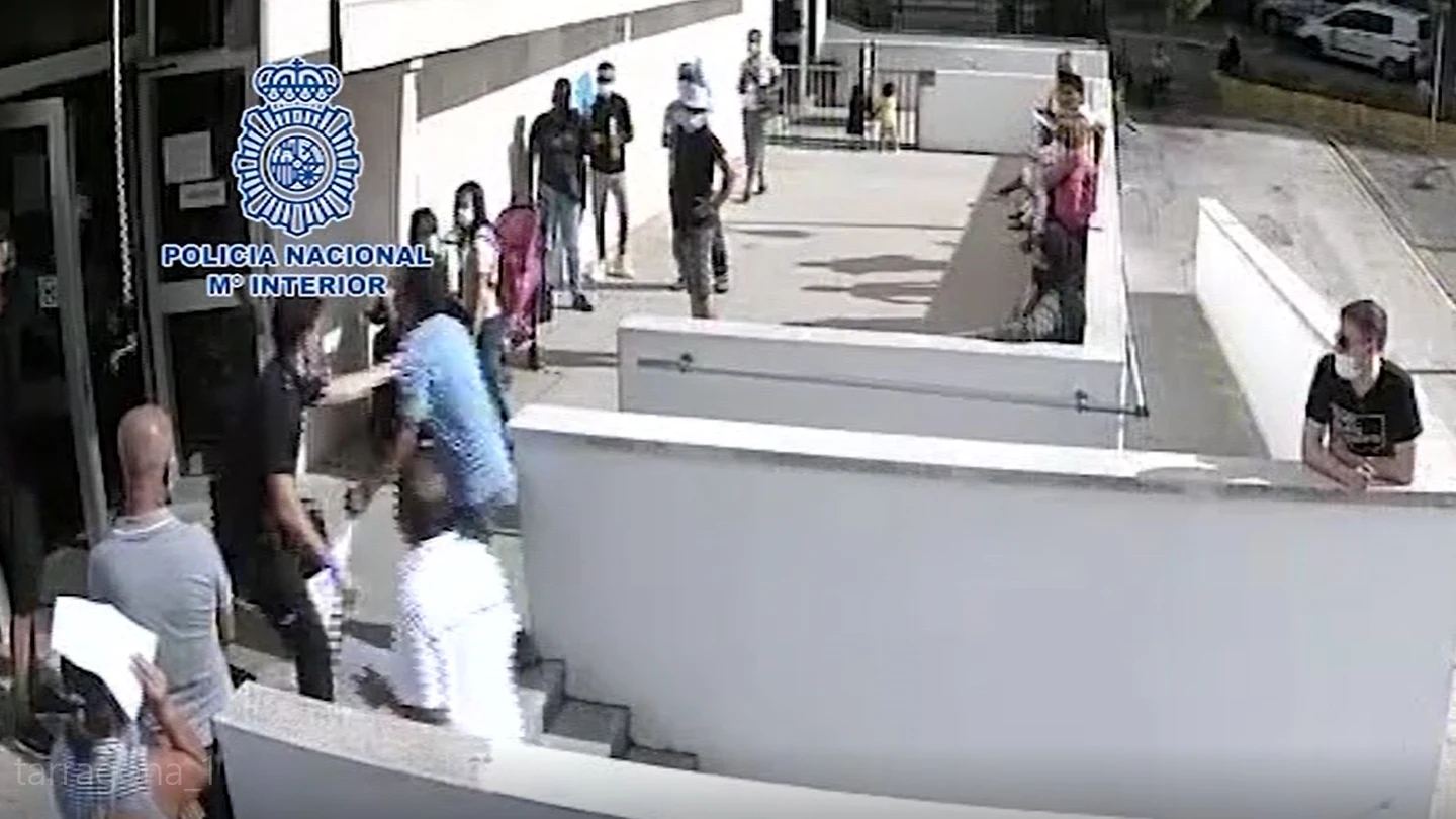 El momento en el que un policía intenta reducir al agresor El momento en el que un policía intenta reducir al agresor