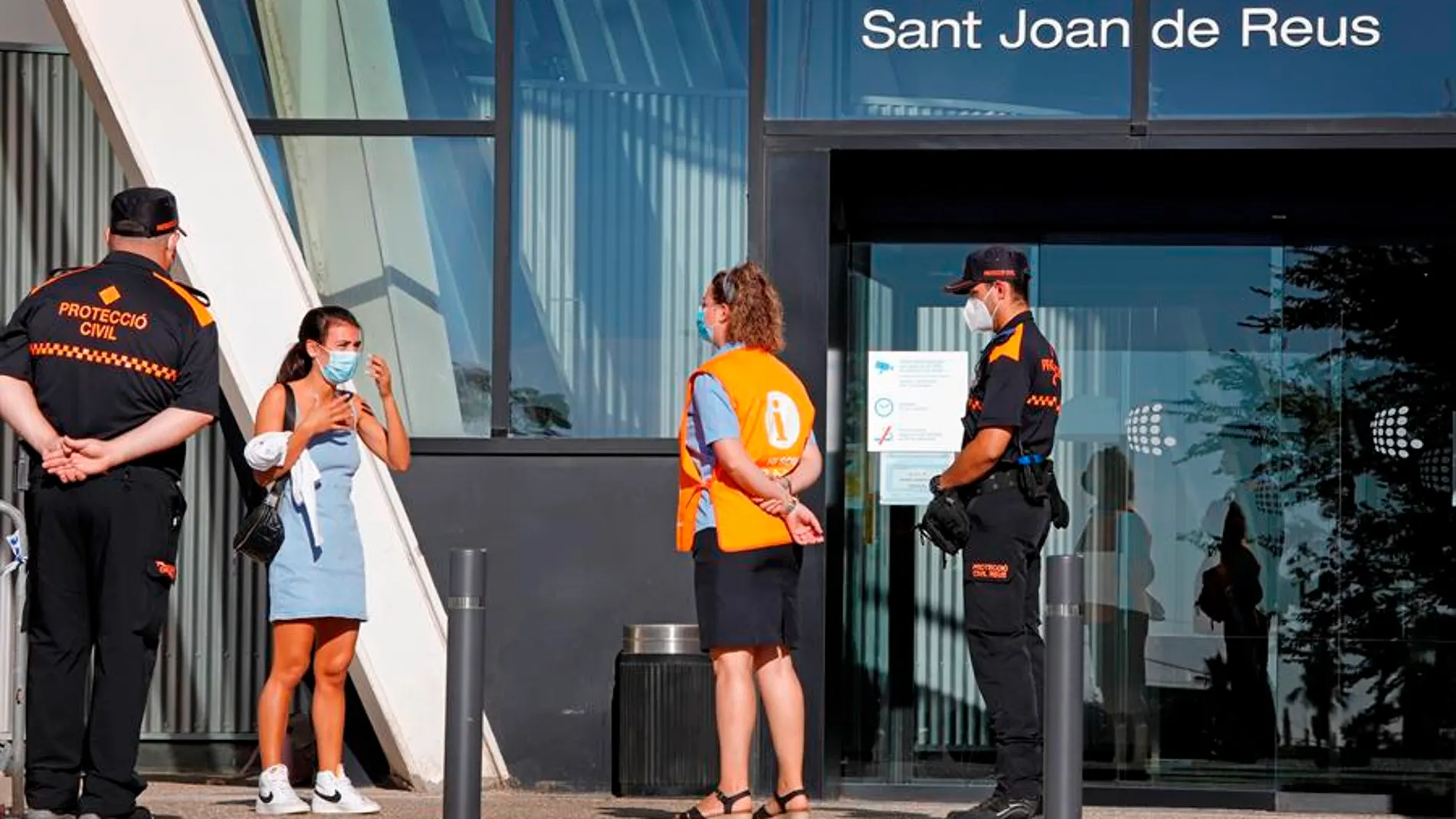 Una persona pide información ante el Hospital Universitario Sant Joan de Reus (Tarragona)